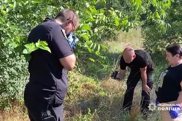 Завернули у ковдру і вивезли у лісосмугу: на Одещині поліцейські розслідують факт наруги над тілом 30-річної жінки (відео)